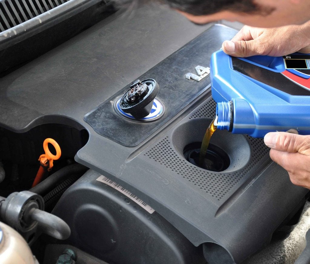 Vérifier les niveaux de liquide de sa voiture.