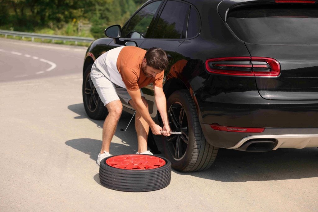 Changer une roue de voiture soi-même. 