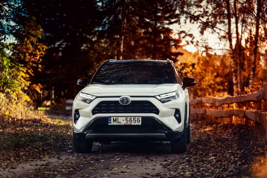 Voitures électriques dans un milieu rural.
