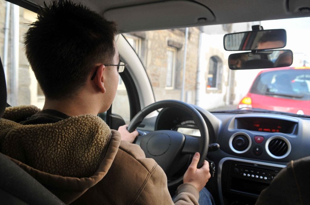 Conduite accompagnée en voiture. 