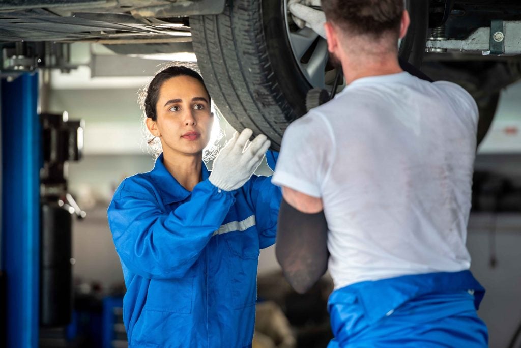 Garage pour un entretien de voiture. 